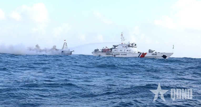 Vùng Cảnh sát biển 4 kịp thời cứu nạn ngư dân trên tàu cá bị cháy